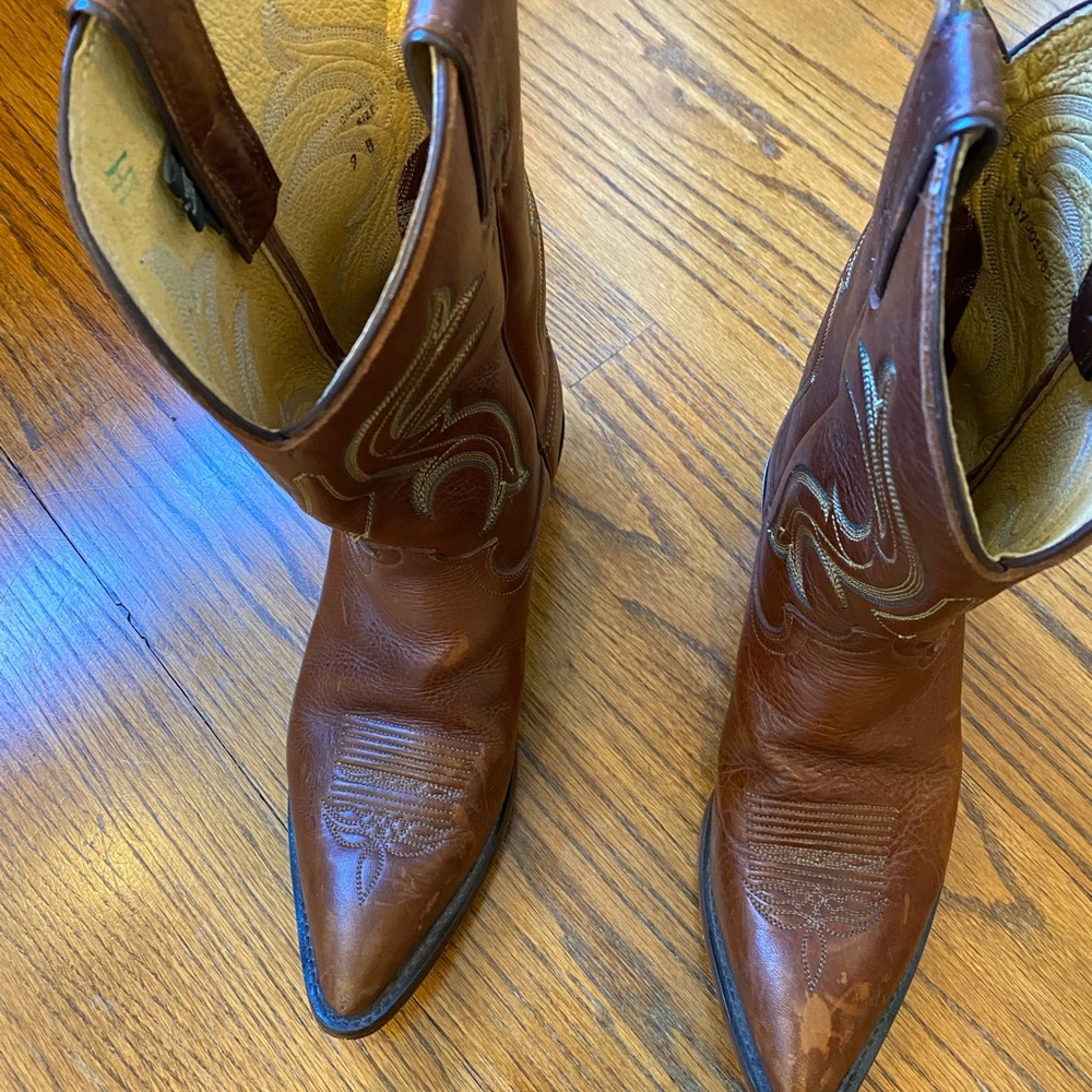 Justin Size 9 women’s cowboy boots.  Note scuff marks in the leather.